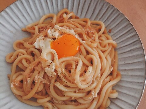 簡単焼きうどんの卵のせ